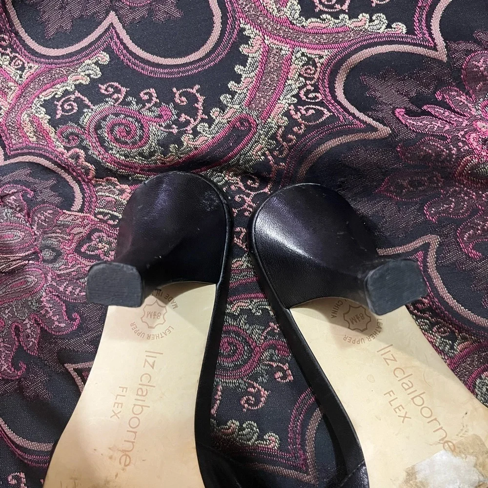Liz Claiborne Flex Sandals size 8 1/2 leather upper in great condition.